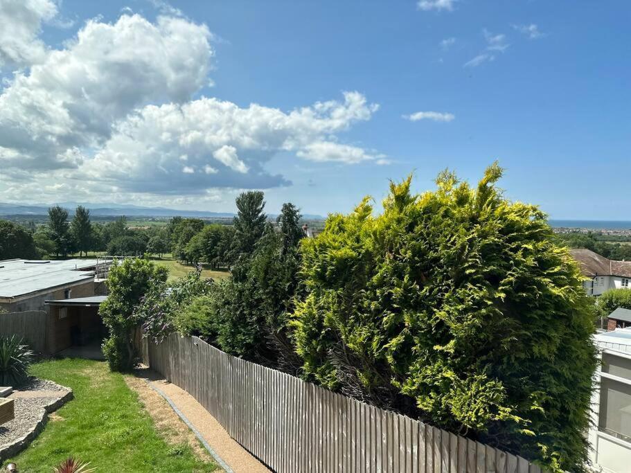 Offa'S Lodge Family Home Quiet Area With Sea Views Prestatyn Esterno foto