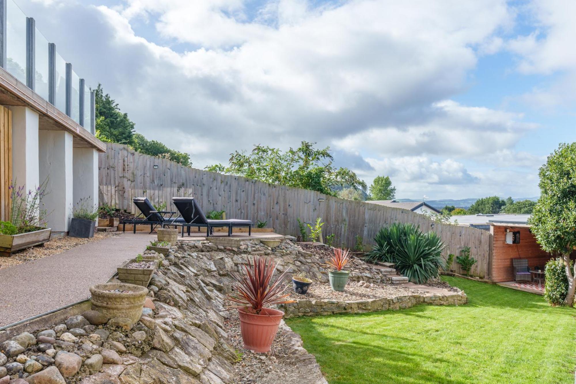 Offa'S Lodge Family Home Quiet Area With Sea Views Prestatyn Esterno foto